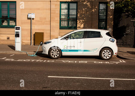 Elettrico auto parcheggiate nella " veicoli elettrici soltanto " punto di ricarica a Dundee, Regno Unito Foto Stock