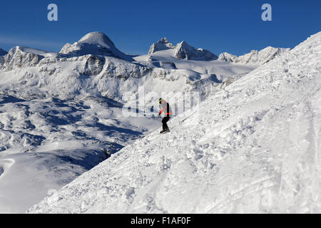Krippenbrunn, Austria, un ragazzo lo snowboard Foto Stock
