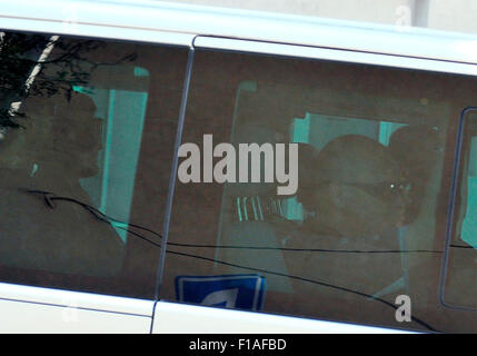 Brno, Repubblica Ceca. 31 Agosto, 2015. Cittadino degli Stati Uniti Kevin Dahlgren, sinistra, estradato verso la Repubblica ceca in cui egli è caricato con un quattro-tempo omicidio, siede in auto della polizia di Brno, in Repubblica ceca, 31 agosto 2015. Il piano con il cittadino statunitense Kevin Dahlgren è atterrato a Praga il 31 agosto. Questo è stato il primo caso di gli Stati Uniti di estradare il suo cittadino per la Repubblica ceca. Dahlgren è accusato di aver ucciso il suo cugino, suo marito e i loro due figli a Brno, dove ha lavorato come insegnante di inglese, nel maggio 2013. © Igor Zehl/CTK foto/Alamy Live News Foto Stock