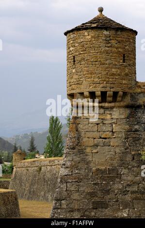 AJAXNETPHOTO. 2015. JACA, Spagna. - Le Fortificazioni - Parete e merlature del 16esimo secolo CASTIGLIA DI SAN PEDRO (CITTADELLA DI SAN PIETRO) nella città. Foto:JONATHAN EASTLAND/AJAX REF:D152307 5805 Foto Stock