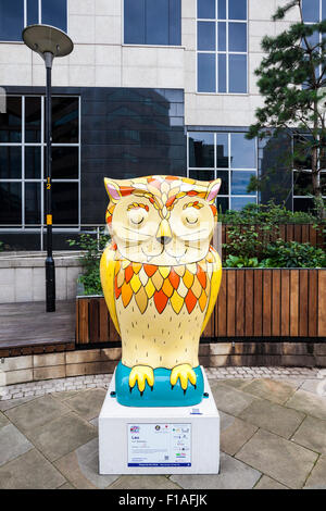 La scultura 'Leo' Owl in Colmore Circus, parte del Big Hoot Birmingham 2015, Inghilterra Foto Stock