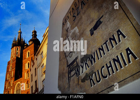 Vecchio muro pubblicità per il ristorante Szara accanto alla chiesa di Santa Maria. Marcatore principale piazza, Cracovia. Polonia Foto Stock