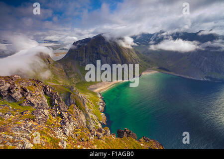 Immagine della spiaggia Kvalvika presi da Mt. Ryten, situato a isole Lofoten. Foto Stock