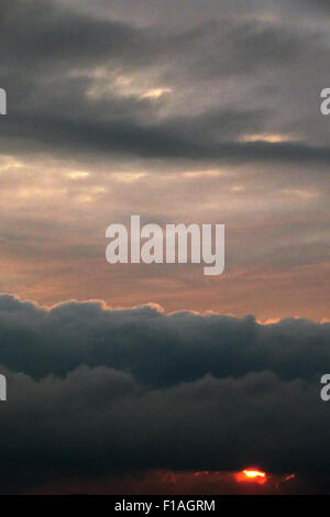 Berlino, Germania, cumulus cloud (anteriore) e stratus nuvole al tramonto Foto Stock