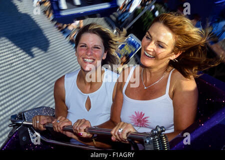 Una coppia di donne godendo di un giro di Adventure Island. Southend-on-Sea. Essex. Inghilterra Foto Stock