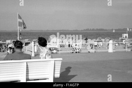 Lubecca, Germania, che si affaccia sul lungomare nel quartiere di Travemuende Foto Stock