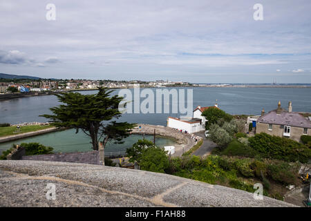 Vista sulla baia di Dublino dalla sommità del Sandycove martello tower ora un museo a James Joyce, Dublino, Irlanda. Foto Stock