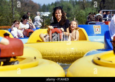 Bumper boat a Paultons Park. Otenza. Hampshire. Inghilterra Circa ottanta Foto Stock