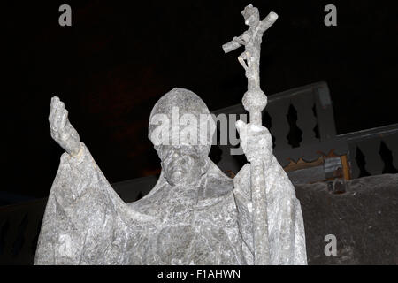 Statua di sale di Papa Giovanni Paolo II, Cappella di San Kinga, miniera di sale di Wieliczka, Kopalnia soli, vicino a Cracovia, Polonia Foto Stock