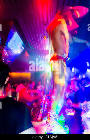 New York City, USA, Crowd of Men Dancing, Go-Go Dancer, Inside Dancefloor del Gay Club "XL" nell'Out Hotel, Hell's Kitchen, Gay male Stripper Foto Stock