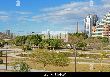 Architettura moderna ed edifici nella Città delle Arti e delle Scienze nel Parco Turia. Valencia, Spagna. Con le persone. Foto Stock