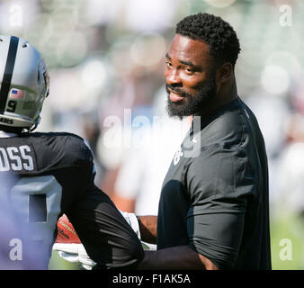 Oakland, CA. Il 30 agosto, 2015. Oakland Raiders difensivo fine Justin Tuck (91) prima della NFL partita di calcio tra la Oakland Raiders e l'Arizona Cardinals a O.co Coliseum di Oakland, CA. I Cardinali sconfitto i raider 30-23. Damon Tarver/Cal Sport Media/Alamy Live News Foto Stock