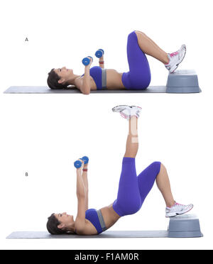 Giacciono sulla schiena con le ginocchia piegate e tacchi sullo stepper. Tenere una coppia di manubri in ogni mano, mantenendo i pesi direc Foto Stock
