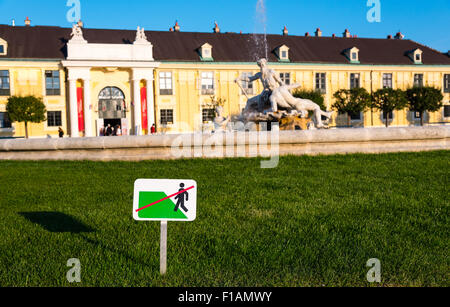 "Tenere fuori l'Erba' sign in il castello di Schönbrunn park, Austria Foto Stock