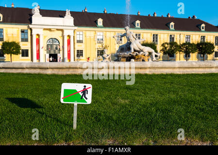 "Tenere fuori l'Erba' sign in il castello di Schönbrunn park, Austria Foto Stock