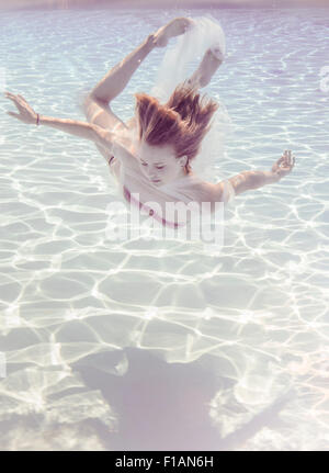 Giovane donna galleggianti in acqua Foto Stock
