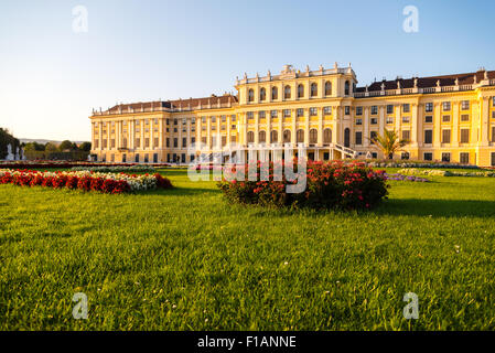 Castello di Schönbrunn, Vienna, Austria su una sera d'estate Foto Stock