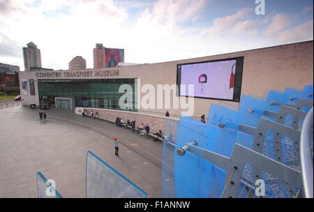 Coventry Transport Museum vista dal ponte di vetro in Millennium Plaza, Coventry city centre, England Regno Unito GB UE Foto Stock