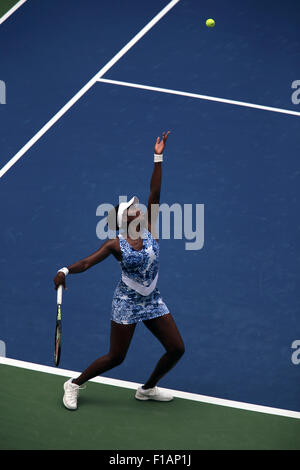 New York, Stati Uniti d'America. 31 Agosto, 2015. Venus Williams di gli Stati Uniti serve a Monica Puig durante la prima partita il primo giorno dell'U.S. Aperto a Flushing Meadows. Credito: Adam Stoltman/Alamy Live News Foto Stock