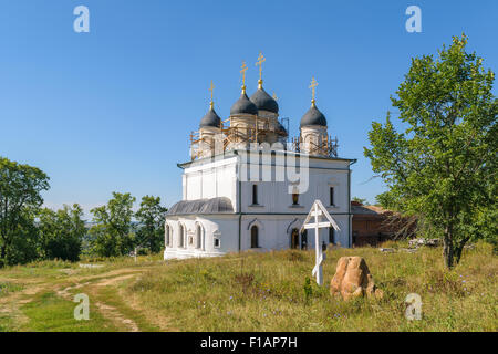 BOLHOV DI OREL REGIONE, LA RUSSIA - Agosto 15, 2015: restauro della chiesa del convento delle monache Foto Stock