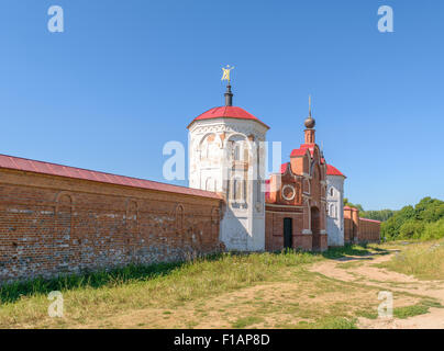 BOLHOV DI OREL REGIONE, LA RUSSIA - Agosto 15, 2015: pareti di mattoni rossi e l'entrata principale per il convento delle monache Foto Stock