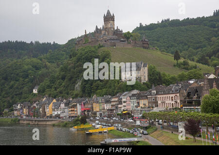 Città di Cochem ob Fiume Mosella con il castello imperiale sul Reichsburg Cochem sulla collina Germania Foto Stock