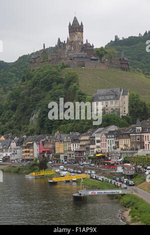 Città di Cochem ob Fiume Mosella con il castello imperiale sul Reichsburg Cochem sulla collina Germania Foto Stock