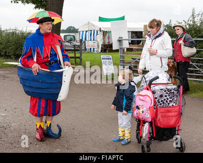 Cheshire, Regno Unito. 31 Agosto, 2015. Buffone incontra il pubblico in occasione dell'undicesima English Aperto Chainsaw Carving concorso al gioco di Cheshire e paese mostra presso la Contea di Cheshire Showground Credito: John Hopkins/Alamy Live News Foto Stock