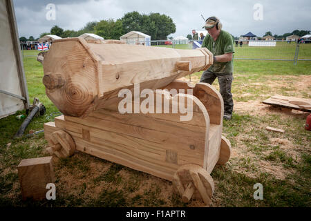 Cheshire, Regno Unito. 31 Agosto, 2015. Mick Burns mette il tocco finale al suo cannone a xi English Aperto Chainsaw Carving concorso al gioco di Cheshire e paese mostra presso la Contea di Cheshire Showground Credito: John Hopkins/Alamy Live News Foto Stock