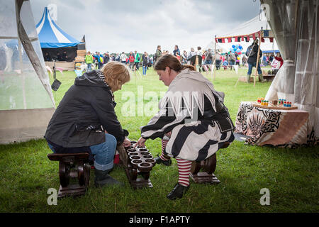 Cheshire, Regno Unito. 31 Agosto, 2015. Due signore giocare un gioco storico di Mancala presso il Cheshire Game & Country Fair tenutasi presso il gioco di Cheshire e paese mostra presso la Contea di Cheshire Showground Credito: John Hopkins/Alamy Live News Foto Stock