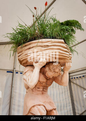 Cheshire, Regno Unito. 31 Agosto, 2015. Atlas, tenendo in mano un vaso di piante a xi English Aperto Chainsaw Carving concorso al gioco di Cheshire e paese mostra presso la Contea di Cheshire Showground Credito: John Hopkins/Alamy Live News Foto Stock