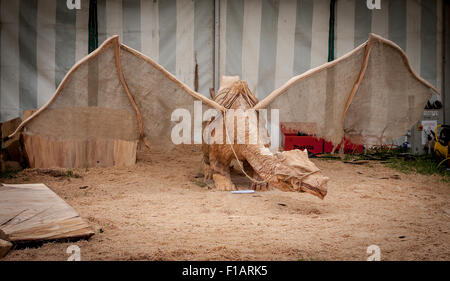 Cheshire, Regno Unito. 31 Agosto, 2015. Simon O'Rourke la scultura di un drago al xi English Aperto Chainsaw Carving concorso al gioco di Cheshire e paese mostra presso la Contea di Cheshire Showground Credito: John Hopkins/Alamy Live News Foto Stock