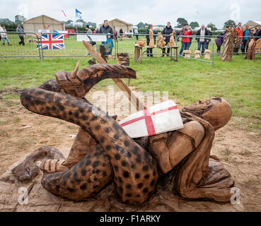 Cheshire, Regno Unito. 31 Agosto, 2015. Lorraine Botterill la scultura di San Giorgio e il Drago al xi English Aperto Chainsaw Carving concorso al gioco di Cheshire e paese mostra presso la Contea di Cheshire Showground Credito: John Hopkins/Alamy Live News Foto Stock