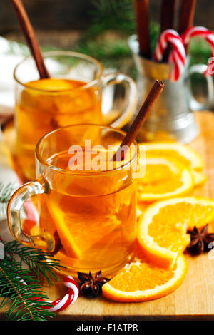 Sidro di mela caldo in un bicchiere di vetro Foto Stock