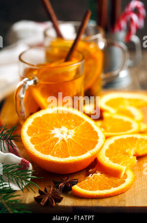 Sidro di mela caldo in un bicchiere di vetro Foto Stock