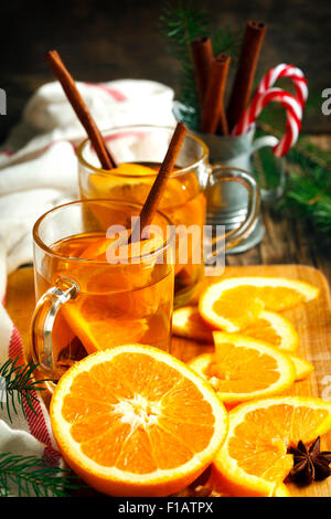 Sidro di mela caldo in un bicchiere di vetro Foto Stock