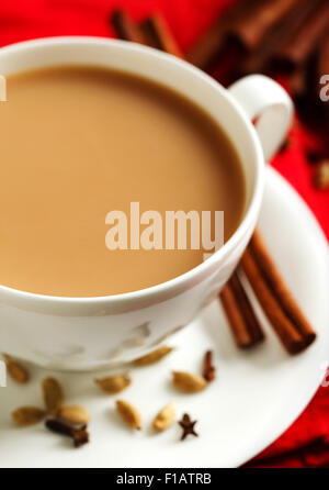 Indian Black Tea. Masala tea. Il tè speziato con il latte Foto Stock