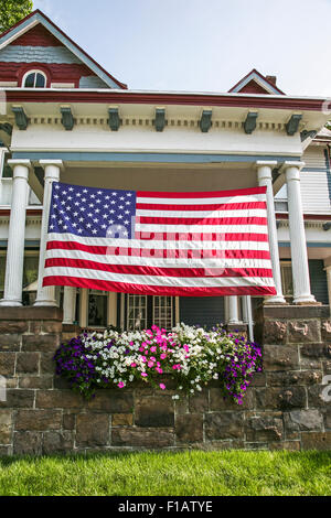 Grande bandiera americana su una casa vittoriana a Hightstown, New Jersey, Stati Uniti d'America, bandiera degli Stati Uniti da vicino Foto Stock
