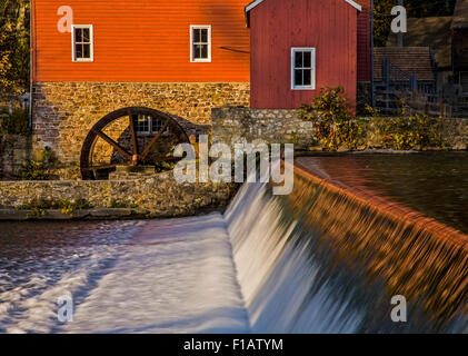 Lo storico Red Mill Fall, la ruota d'acqua vintage mulino e il fiume Raritan Damn a Clinton, fattoria del New Jersey, pov paesaggio degli Stati Uniti, immagini storiche Foto Stock