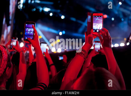 Mani di telefoni cellulari a un concerto di musica Foto Stock
