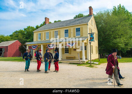 Old Bethpage, New York, Stati Uniti d'America. Il 30 agosto, 2015. Un xix secolo gentleman indossando un cappello a cilindro e la Guerra Civile Americana soldati del XIV Reggimento di Brooklyn (XIV lo Stato di New York milizia) AKA il Brooklyn Chasseurs, sono raffigurate nella parte anteriore del Mezzogiorno giallo Inn taverna durante il vecchio tempo musica Weekend al vecchio villaggio di Bethpage restauro. Durante la loro rievocazioni storiche, membri del no-profit xiv Società di Brooklyn e riproduzioni di usura di 'La zampe Red Devils" originale esercito unione uniforme. Credito: Ann e Parry/Alamy Live News Foto Stock