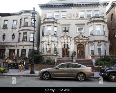 Edifici di arenaria in gentrifying lentamente il quartiere di Bedford Stuyvesant a Brooklyn, NY, 2015. Foto Stock