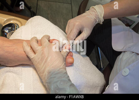 Vietnamese-American, donna adulta, pedicurist, rimuovendo le cuticole, pedicure, manicure, Novato, Marin County, California Foto Stock