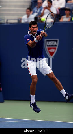 New York, Stati Uniti d'America. 31 Agosto, 2015. Numero un seme Novak Djokovic nel primo round azione contro Joao Souza del Brasile lunedì, 31 agosto presso l'U.S. Aperto in Flushing Meadows, Credito: Adam Stoltman/Alamy Live News Foto Stock