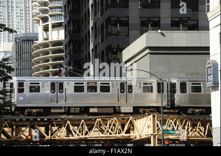 Il CTA " Treno El' metropolitana sopraelevata di treno che viaggia verso il basso Wabash Avenue a Chicago, Illinois Foto Stock
