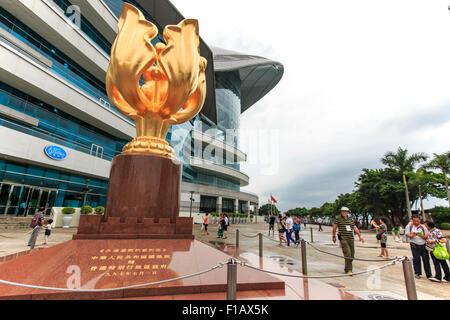 Hong Kong Cina - agosto 14,2015: i turisti a piedi in Piazza Golden Bauhinia una zona aperta nel nord di Wan Chai, Hong Kong. Foto Stock