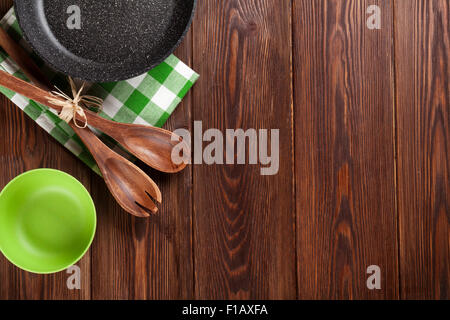 Recipiente di cottura su un tavolo di legno. Vista da sopra con lo spazio di copia Foto Stock