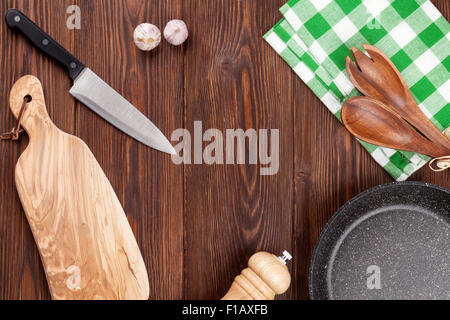 Recipiente di cottura su un tavolo di legno. Vista da sopra con lo spazio di copia Foto Stock