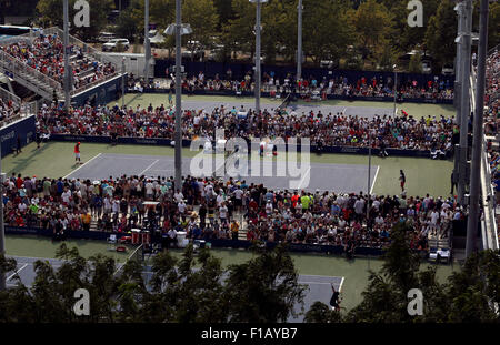 New York, Stati Uniti d'America. 31 Agosto, 2015. La folla godendo il primo giorno di gioco presso l'U.S. Aperto in Flushing Meadows, New York Lunedì, Agosto 31st. Credito: Adam Stoltman/Alamy Live News Foto Stock