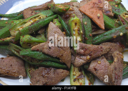 Mescolare frittura di fegato di maiale con l'okra, lady del dito Foto Stock